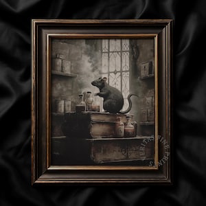Puede incluir: Impresión enmarcada de una rata gris oscuro sobre libros antiguos, rodeada de botellas de pociones y estanterías. La obra de arte tiene una estética gótica vintage con una escena interior detallada y una gran ventana.