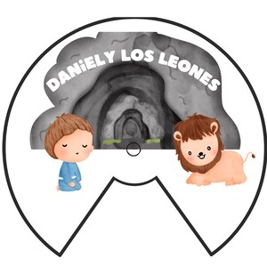 May include: A circular illustration featuring a boy in blue pyjamas and a lion. The background depicts a cave with the text "DANIELY LOS LEONES" in white. The design has a cartoonish style.