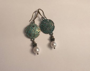 Cadeau pour maman, perles d'eau douce, boucles d'oreilles dollar en bronze vert et sable