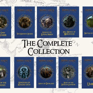 Puede incluir: Una colección de diez libros con cubiertas azules, cada uno con una imagen circular y un título de la serie Middle-earth. El texto "The Complete Collection" se muestra en el centro, sobre un fondo de mapa.