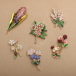 Personalized birth flower brooch, Lily of the Valley Brooch, imitation pearl brooch, handmade flower brooch, wedding brooch, Gift for Mom