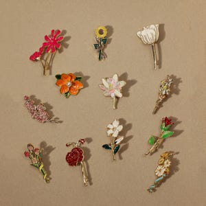 Personalized birth flower pins, birth flower pins, handmade flower brooches, wedding pins, birthday gifts for her