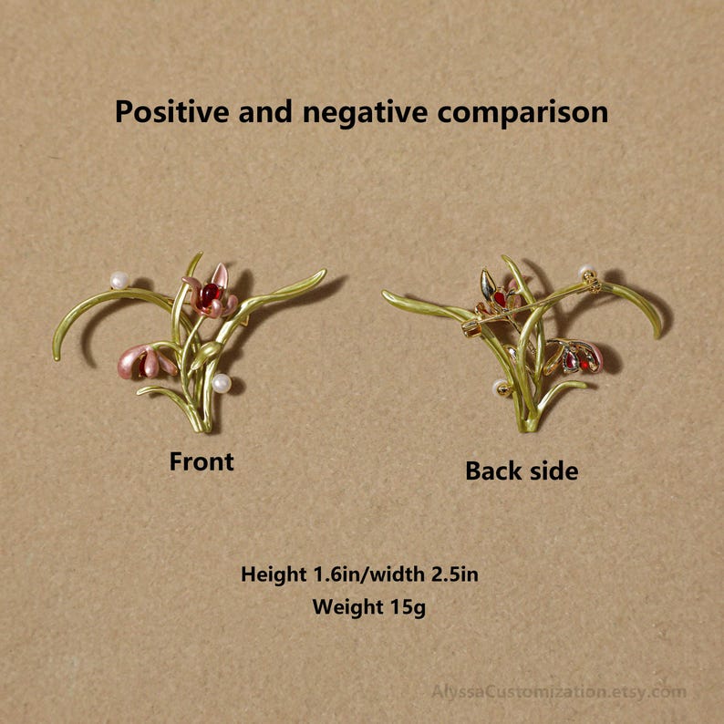 Puede incluir: Un broche floral dorado con p&eacute;talos de esmalte rosa y rojo y peque&ntilde;as perlas blancas. La imagen muestra el frente y el reverso del broche con el texto Positive and negative comparison, Height 4.06cm/width 6.35cm, Weight 15g.