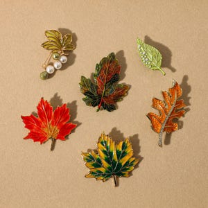 Canadian maple leaf brooch, personalized leaf brooch, unique brooch, enamel pin, vintage elegant brooch, wedding brooch, gift for mom