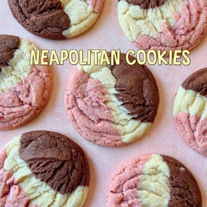 Op de afbeelding: Overzicht van verschillende Neapolitan cookies, elk met een driekleurig ontwerp. De koekjes hebben secties van chocoladebruin, lichtgeel en roze, gerangschikt in een taartpuntpatroon. De tekst "NEAPOLITAN COOKIES" wordt in het geel weergegeven.