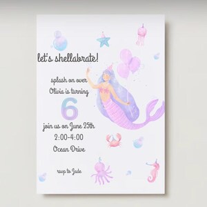 Può includere: Un invito di compleanno a tema sirenetta con una sirenetta viola con una coda rosa, un cappello da festa rosa e una bacchetta magica. L'invito dice "let's shellabrate!" e include il testo "splash on over Olivia is turning 6 join us on June 25th 2:00-4:00 Ocean Drive rsvp to Jade".