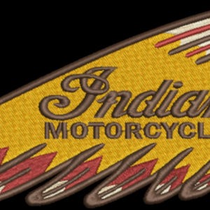 Może przedstawiać: Winietkowe logo Indian Motorcycle przedstawiające stylizowany indiański strój głowy z czerwono-białym wzorem piór. Logo jest żółte z napisem "Indian Motorcycle" w brązowym kolorze.