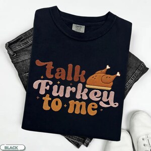 Talk Türkei to Me Stickdatei Retro Thanksgiving Schriftzug mit Roast Truthahn Maschinenstickerei für Hemden, Schürzen, Handtücher, Badetücher
