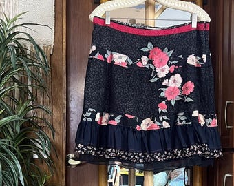 Vintage Y2K Free People Damen Minirock 6 Schwarz Floral Tiered Spitze Seidenzier Boho Fairycore Whimsigoth Indie Sleaze Romantisches Festival