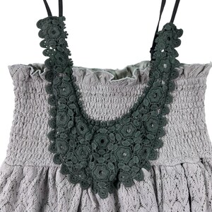 Vestido midi boho com franzido cinza e detalhes em crochê, modelo cottagecore, estilo Free People, fluido e delicado, perfeito para o verão. Ideal para presentear. imagem 5