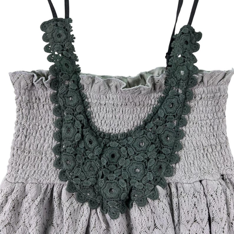 Vestido midi boho com franzido cinza e detalhes em crochê, modelo cottagecore, estilo Free People, fluido e delicado, perfeito para o verão. Ideal para presentear. imagem 5