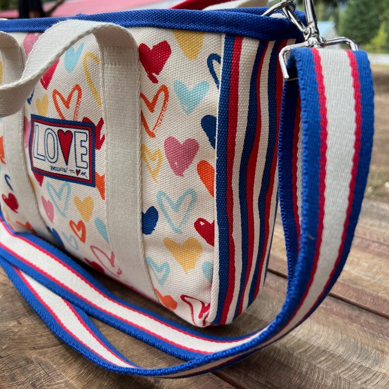 Brightonröd Vit Och Du Mini Tote Patriotisk Hjärtväska 4 juli Axelremsväska Sommar Americana Gåva NWT Bomullskanvasväska Fyrverkeritryck bild 19