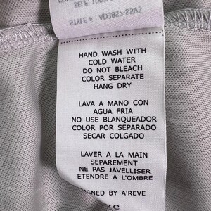 Vestido midi boho com franzido cinza e detalhes em crochê, modelo cottagecore, estilo Free People, fluido e delicado, perfeito para o verão. Ideal para presentear. imagem 16