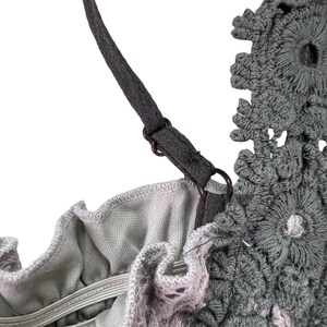Vestido midi boho com franzido cinza e detalhes em crochê, modelo cottagecore, estilo Free People, fluido e delicado, perfeito para o verão. Ideal para presentear. imagem 8