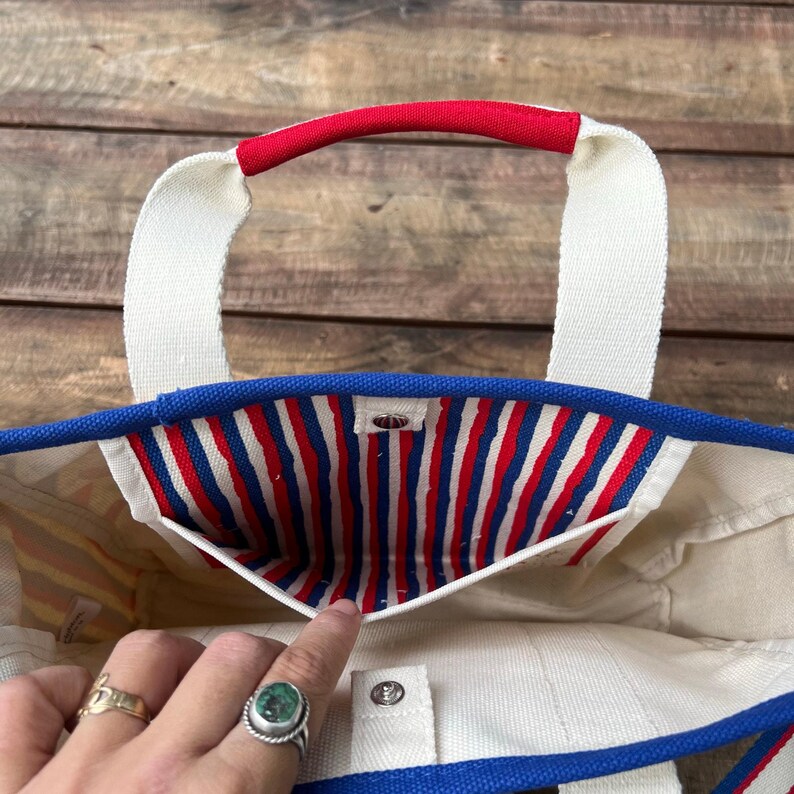 Brightonröd Vit Och Du Mini Tote Patriotisk Hjärtväska 4 juli Axelremsväska Sommar Americana Gåva NWT Bomullskanvasväska Fyrverkeritryck bild 6