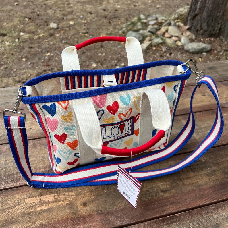 Brightonröd Vit Och Du Mini Tote Patriotisk Hjärtväska 4 juli Axelremsväska Sommar Americana Gåva NWT Bomullskanvasväska Fyrverkeritryck bild 14