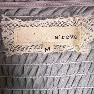 Vestido midi boho com franzido cinza e detalhes em crochê, modelo cottagecore, estilo Free People, fluido e delicado, perfeito para o verão. Ideal para presentear. imagem 9