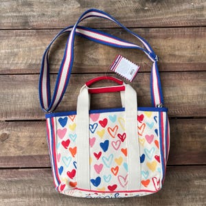 Brightonröd Vit Och Du Mini Tote Patriotisk Hjärtväska 4 juli Axelremsväska Sommar Americana Gåva NWT Bomullskanvasväska Fyrverkeritryck bild 2