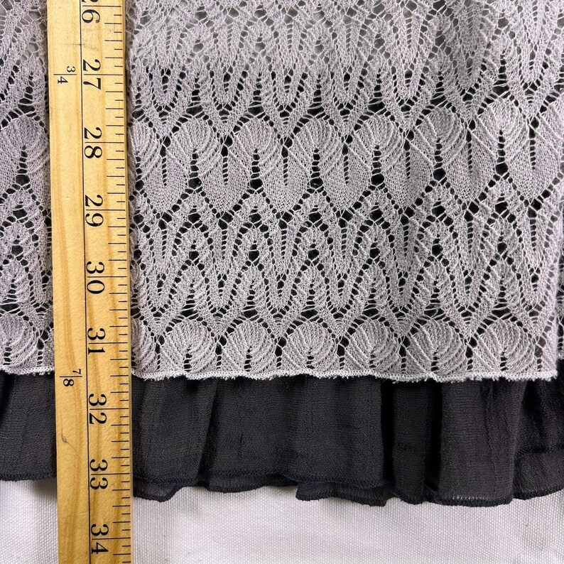 Vestido midi boho com franzido cinza e detalhes em crochê, modelo cottagecore, estilo Free People, fluido e delicado, perfeito para o verão. Ideal para presentear. imagem 13
