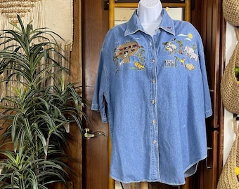 Vintage Tier besticktes Jeanshemd Damen 22 Plus 2X–3X 80er 90er Jahre Blau Baumwolle Arche Noah Shirt wunderliches Märchenbuch Verspieltes Volkskunst Top