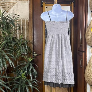 Vestido midi boho com franzido cinza e detalhes em crochê, modelo cottagecore, estilo Free People, fluido e delicado, perfeito para o verão. Ideal para presentear. imagem 2