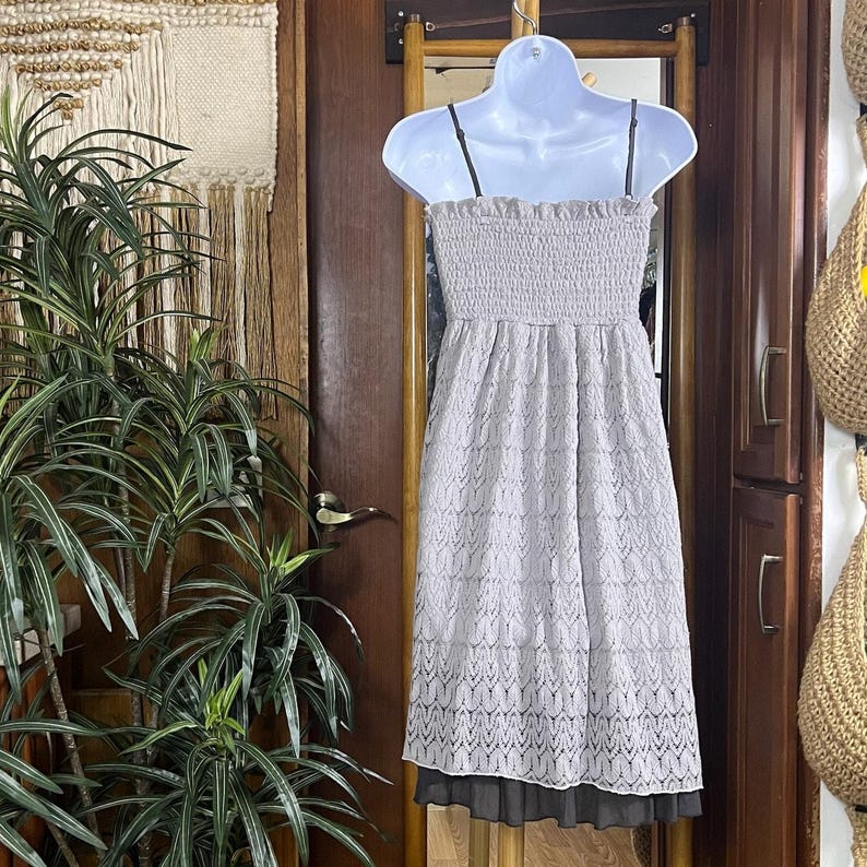Vestido midi boho com franzido cinza e detalhes em crochê, modelo cottagecore, estilo Free People, fluido e delicado, perfeito para o verão. Ideal para presentear. imagem 2