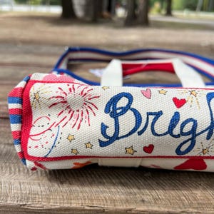 Brightonröd Vit Och Du Mini Tote Patriotisk Hjärtväska 4 juli Axelremsväska Sommar Americana Gåva NWT Bomullskanvasväska Fyrverkeritryck bild 16