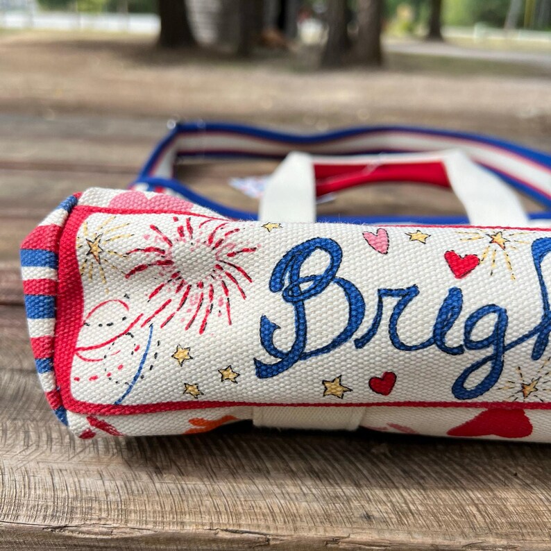 Brightonröd Vit Och Du Mini Tote Patriotisk Hjärtväska 4 juli Axelremsväska Sommar Americana Gåva NWT Bomullskanvasväska Fyrverkeritryck bild 16