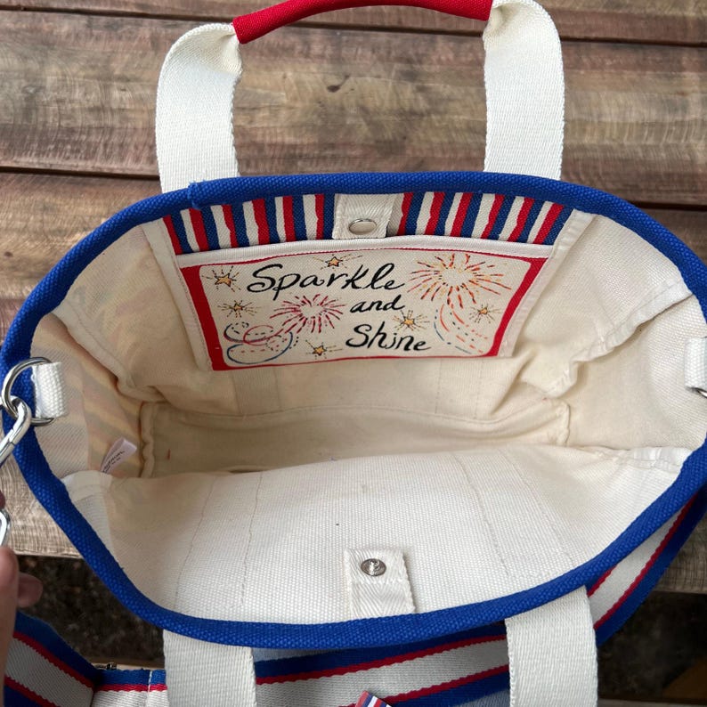 Brightonröd Vit Och Du Mini Tote Patriotisk Hjärtväska 4 juli Axelremsväska Sommar Americana Gåva NWT Bomullskanvasväska Fyrverkeritryck bild 5