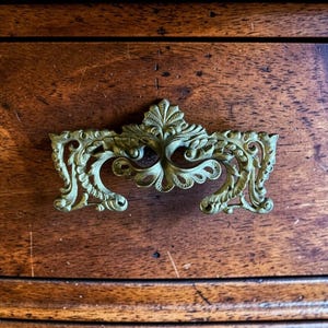 Antyczny mosiężny uchwyt do szuflady GRB Co Eastlake 6,75 3,5 cm³ do komody wiktoriańskiej, architektonicznie odzyskany, oryginalny, patynowany, sprzęt do renowacji mebli