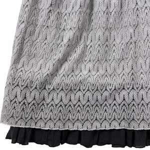 Vestido midi boho com franzido cinza e detalhes em crochê, modelo cottagecore, estilo Free People, fluido e delicado, perfeito para o verão. Ideal para presentear. imagem 6