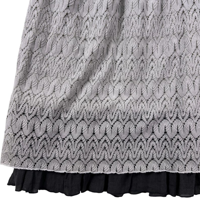 Vestido midi boho com franzido cinza e detalhes em crochê, modelo cottagecore, estilo Free People, fluido e delicado, perfeito para o verão. Ideal para presentear. imagem 6