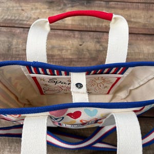 Brightonröd Vit Och Du Mini Tote Patriotisk Hjärtväska 4 juli Axelremsväska Sommar Americana Gåva NWT Bomullskanvasväska Fyrverkeritryck bild 7