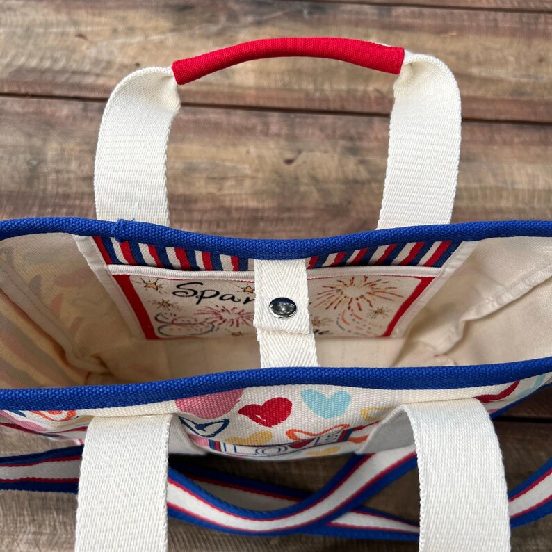 Brightonröd Vit Och Du Mini Tote Patriotisk Hjärtväska 4 juli Axelremsväska Sommar Americana Gåva NWT Bomullskanvasväska Fyrverkeritryck bild 7