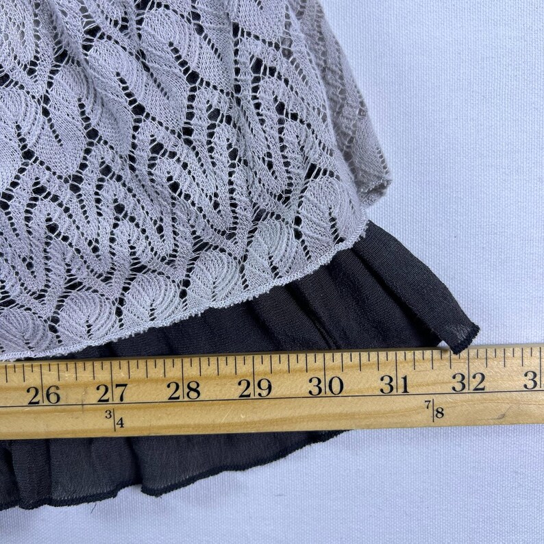 Vestido midi boho com franzido cinza e detalhes em crochê, modelo cottagecore, estilo Free People, fluido e delicado, perfeito para o verão. Ideal para presentear. imagem 14