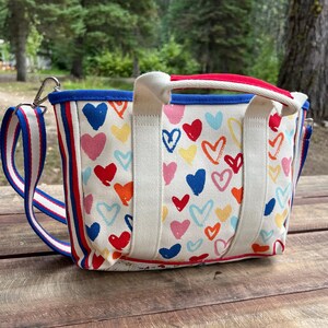 Brightonröd Vit Och Du Mini Tote Patriotisk Hjärtväska 4 juli Axelremsväska Sommar Americana Gåva NWT Bomullskanvasväska Fyrverkeritryck bild 15