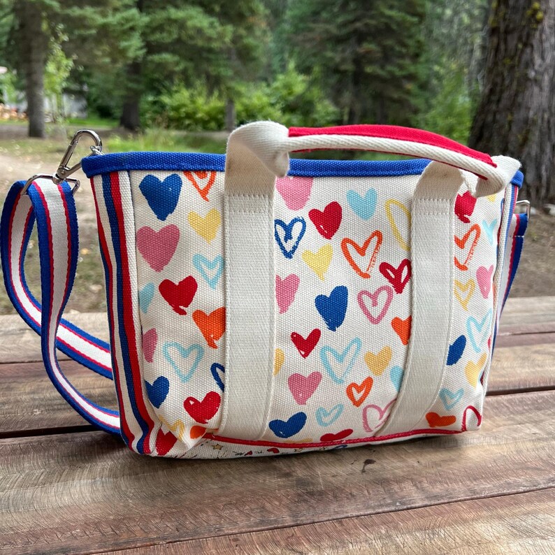 Brightonröd Vit Och Du Mini Tote Patriotisk Hjärtväska 4 juli Axelremsväska Sommar Americana Gåva NWT Bomullskanvasväska Fyrverkeritryck bild 15
