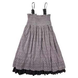 Vestido midi boho com franzido cinza e detalhes em crochê, modelo cottagecore, estilo Free People, fluido e delicado, perfeito para o verão. Ideal para presentear. imagem 4