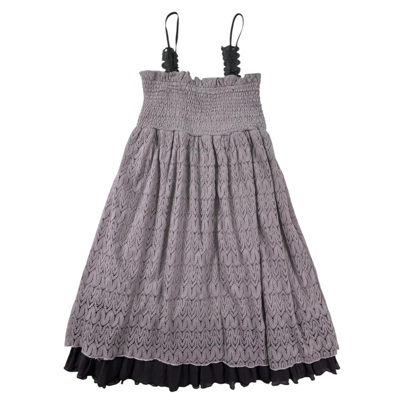 Vestido midi boho com franzido cinza e detalhes em crochê, modelo cottagecore, estilo Free People, fluido e delicado, perfeito para o verão. Ideal para presentear. imagem 4