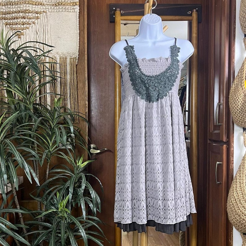 Vestido midi boho com franzido cinza e detalhes em crochê, modelo cottagecore, estilo Free People, fluido e delicado, perfeito para o verão. Ideal para presentear. imagem 1