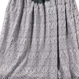 Vestido midi boho com franzido cinza e detalhes em crochê, modelo cottagecore, estilo Free People, fluido e delicado, perfeito para o verão. Ideal para presentear. imagem 7