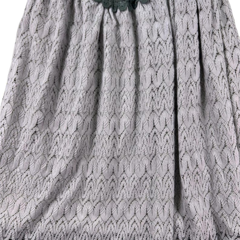 Vestido midi boho com franzido cinza e detalhes em crochê, modelo cottagecore, estilo Free People, fluido e delicado, perfeito para o verão. Ideal para presentear. imagem 7