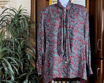 Vintage Ralph Lauren Paisley Bluse Burgundy Rayon Krawattenfront Hemd 90er Jahre Hong Kong Made Drapey Button Down Romantisches Dark Academia Top Large
