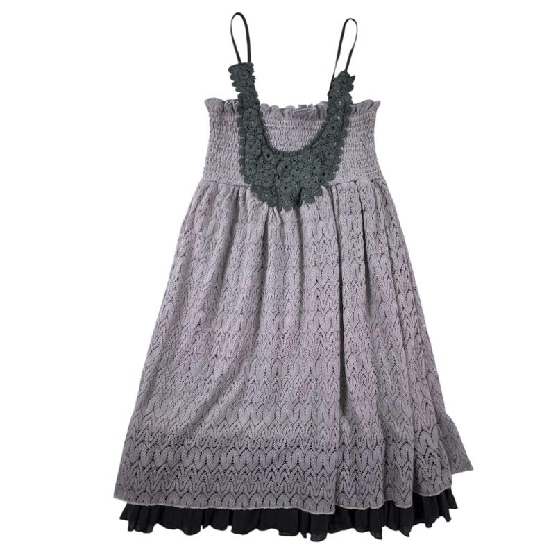 Vestido midi boho com franzido cinza e detalhes em crochê, modelo cottagecore, estilo Free People, fluido e delicado, perfeito para o verão. Ideal para presentear. imagem 3