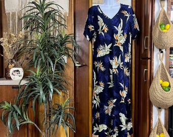Vintage 90er Jahre Hawaiisch Rayon Midi Kleid 1XL Made In Hawaii Tropical Aloha Plus Size Navy Palmen Paradiesvögel Küstenort Insel Kleid