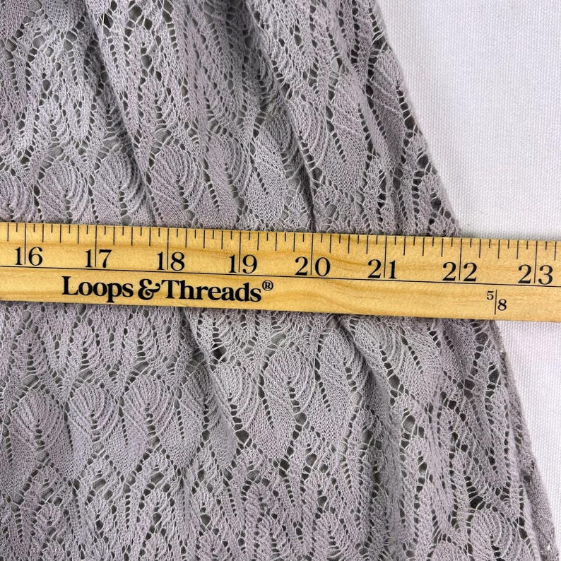 Vestido midi boho com franzido cinza e detalhes em crochê, modelo cottagecore, estilo Free People, fluido e delicado, perfeito para o verão. Ideal para presentear. imagem 12