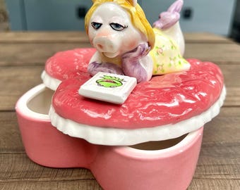 Vintage Miss Piggy Trinket Box Muppets Kermit Herz Schmuckschatulle 3D Keramik Henson Assoc Kitsch Dekor Pink Eitelkeit Sammlerstück Retro Cartoon