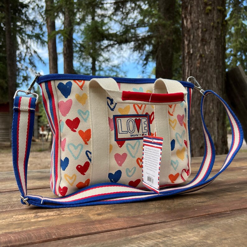 Brightonröd Vit Och Du Mini Tote Patriotisk Hjärtväska 4 juli Axelremsväska Sommar Americana Gåva NWT Bomullskanvasväska Fyrverkeritryck bild 13