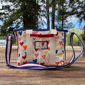 Brightonröd Vit Och Du Mini Tote Patriotisk Hjärtväska 4 juli Axelremsväska Sommar Americana Gåva NWT Bomullskanvasväska Fyrverkeritryck bild 12