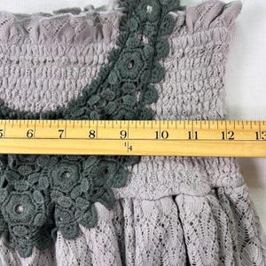 Vestido midi boho com franzido cinza e detalhes em crochê, modelo cottagecore, estilo Free People, fluido e delicado, perfeito para o verão. Ideal para presentear. imagem 10